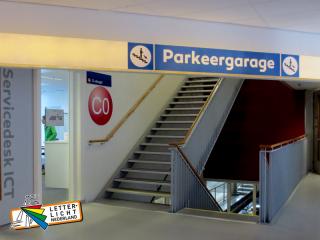  Bord verwijzing naar parkeergarage